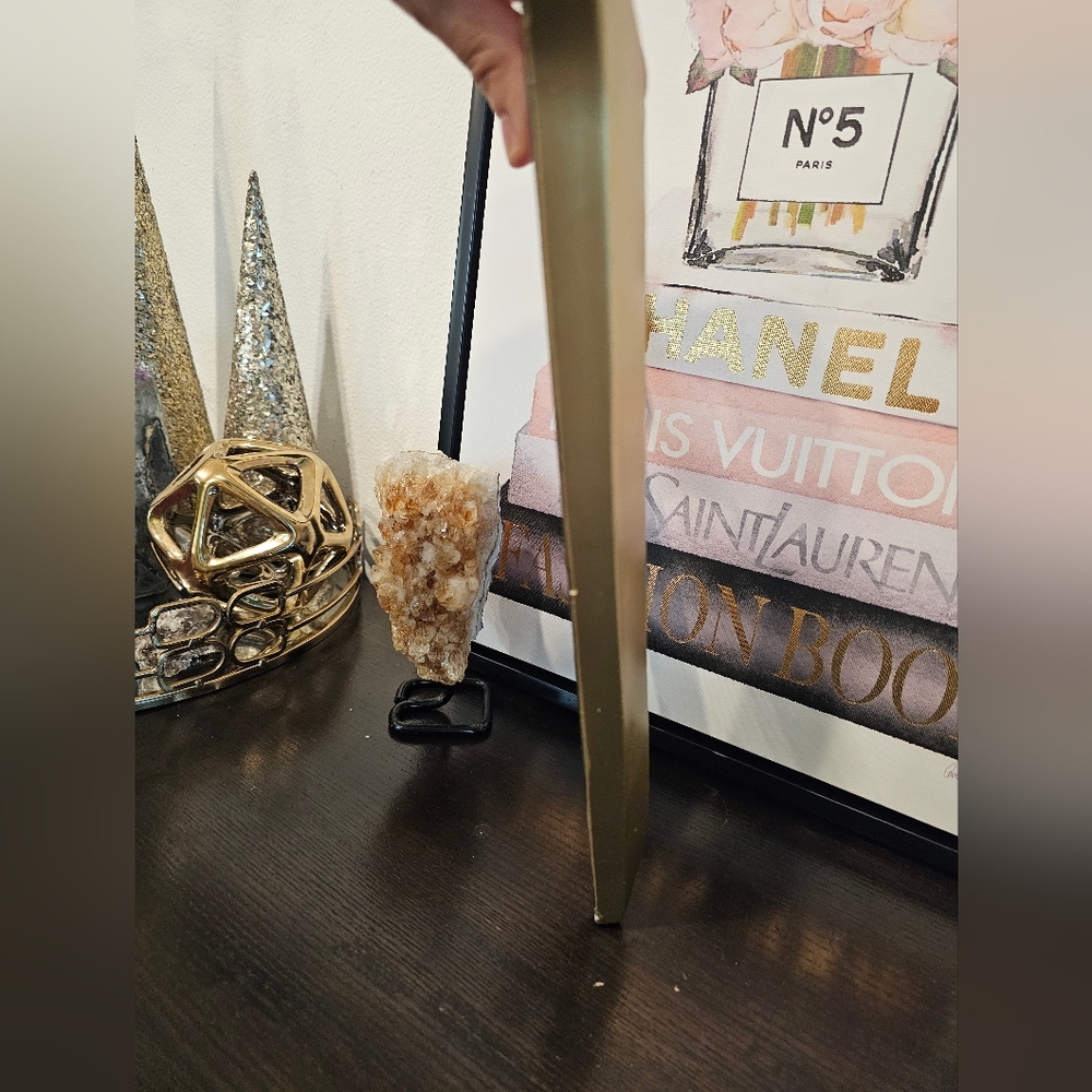Gold Decorative Resin Letter V - Picture 3 of 5
